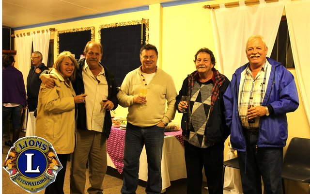 Gansbaai Lions en enkele stigterslede van Gansbaai Lionsklub, met vlnr Nico Rademeyer en sy eggenote, Jan le Roux, Johan Rademeyer en Boats van Staden